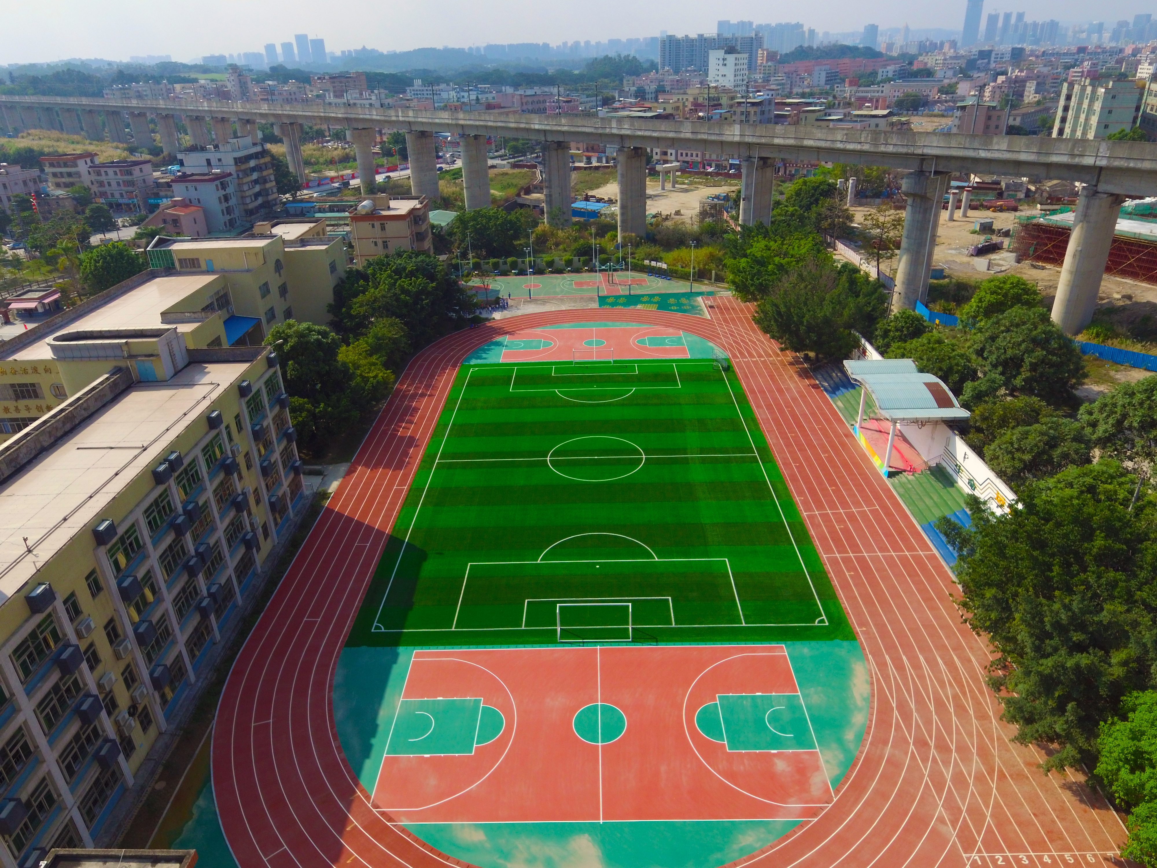 南约小学红色跑道完工图2.jpg