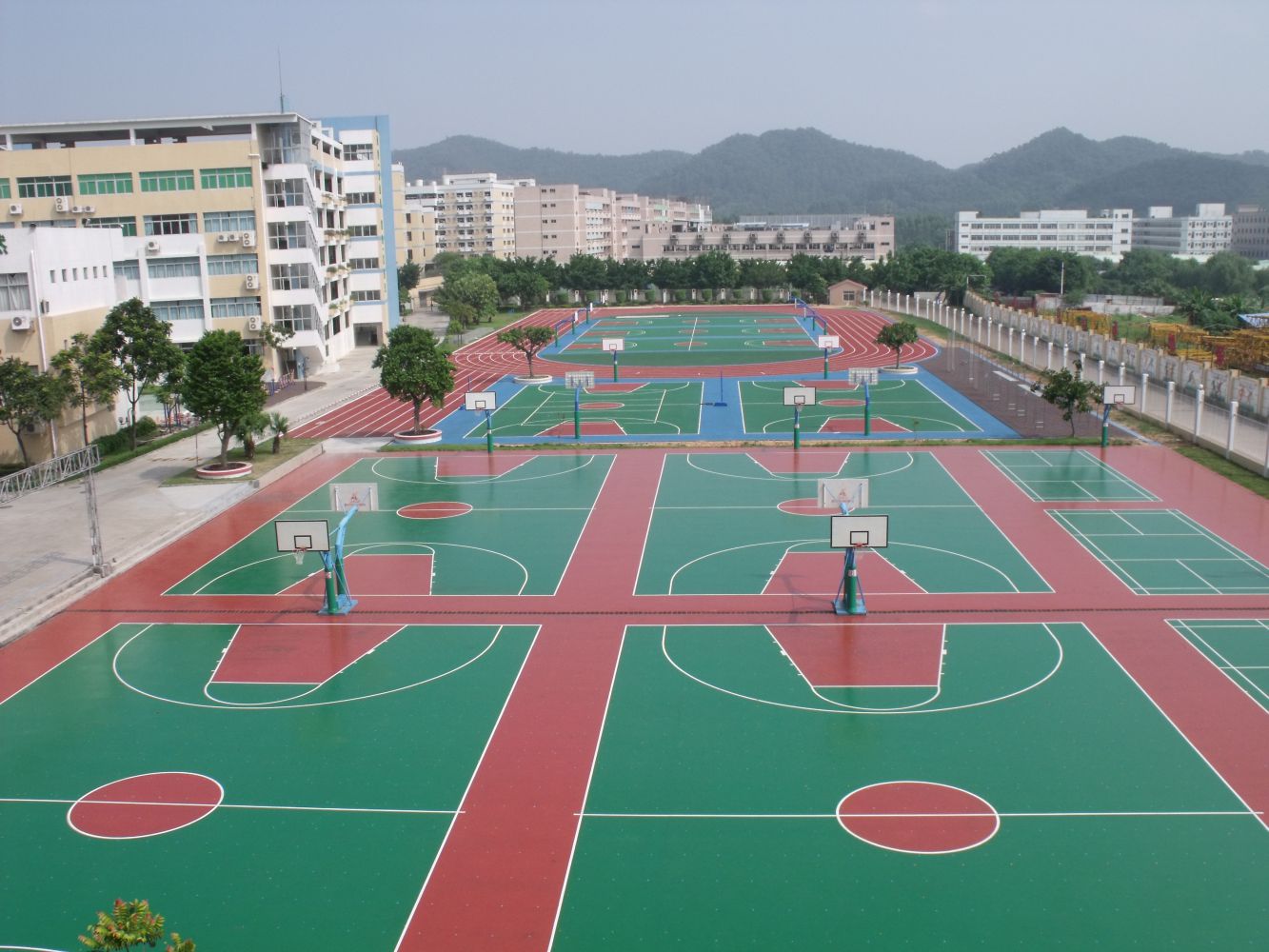 东华小学篮球场